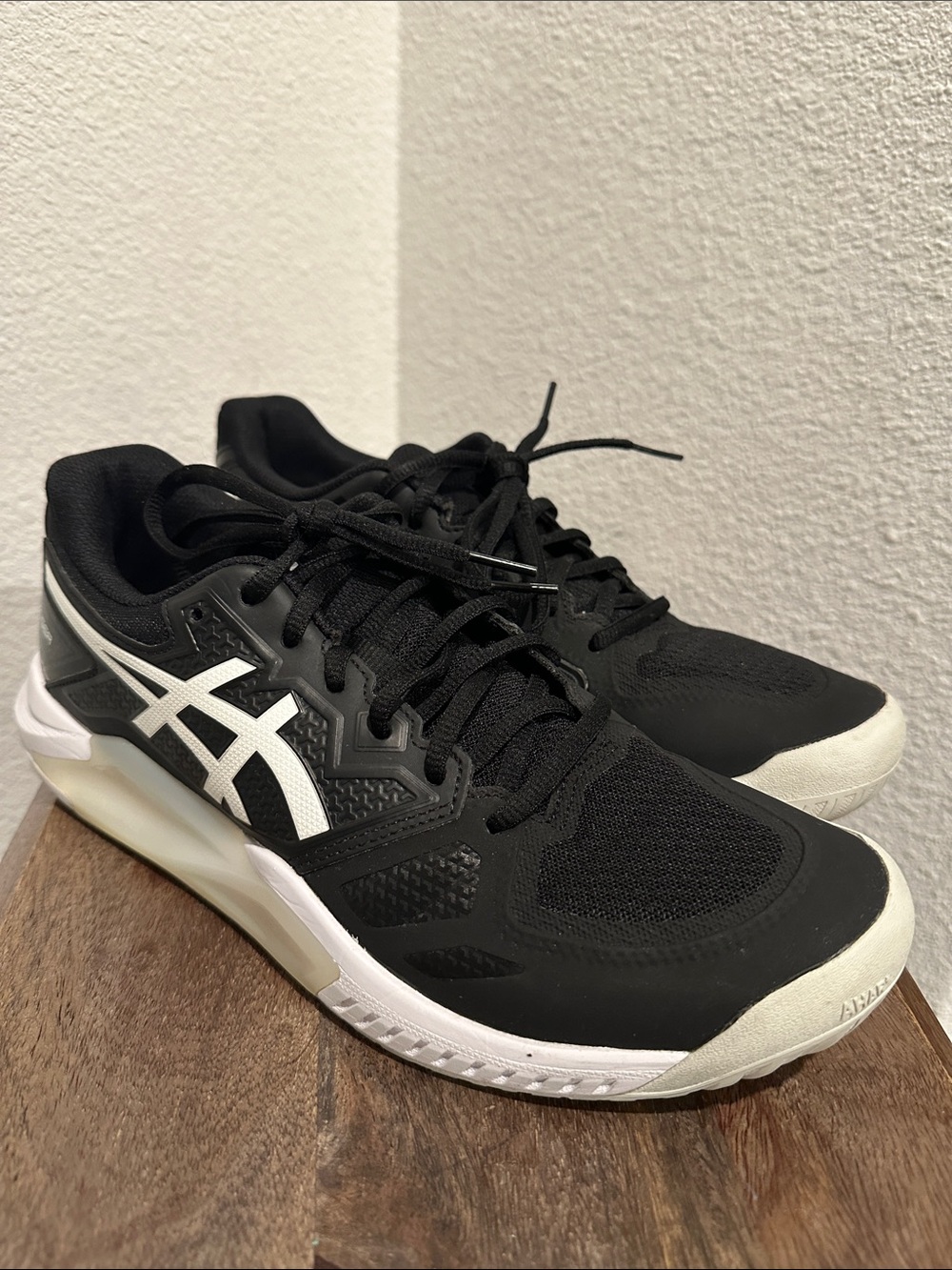 ASICS Gel Challenger 13 Tennis/gym shoes Bakc & White Women’s Size 9.5